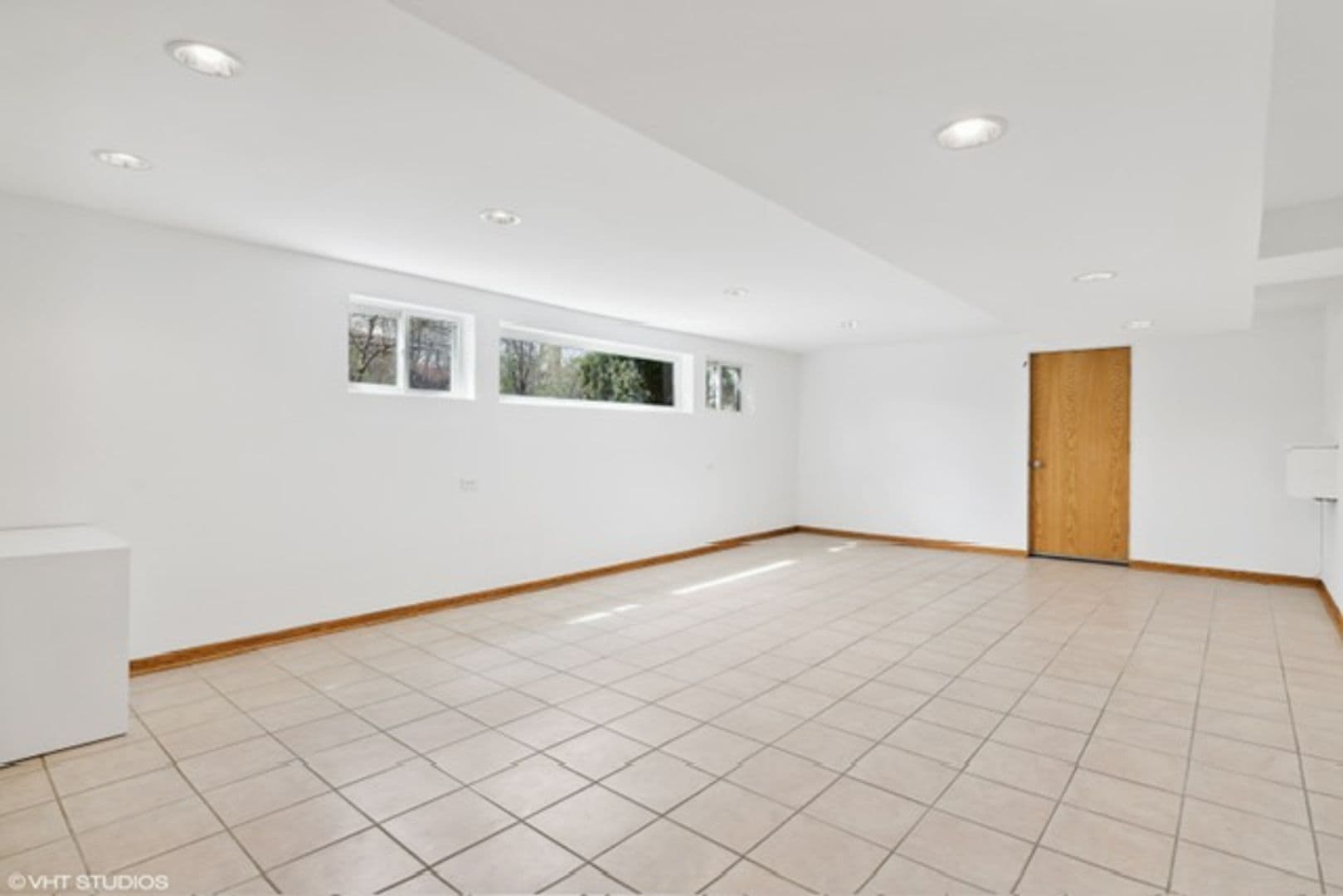 Glenview House: 403 E Lake Ave