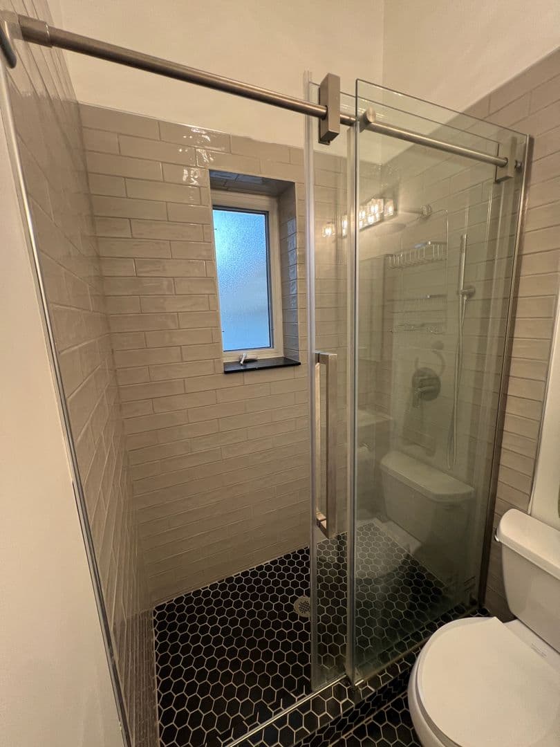 Glenview House: 403 E Lake Ave