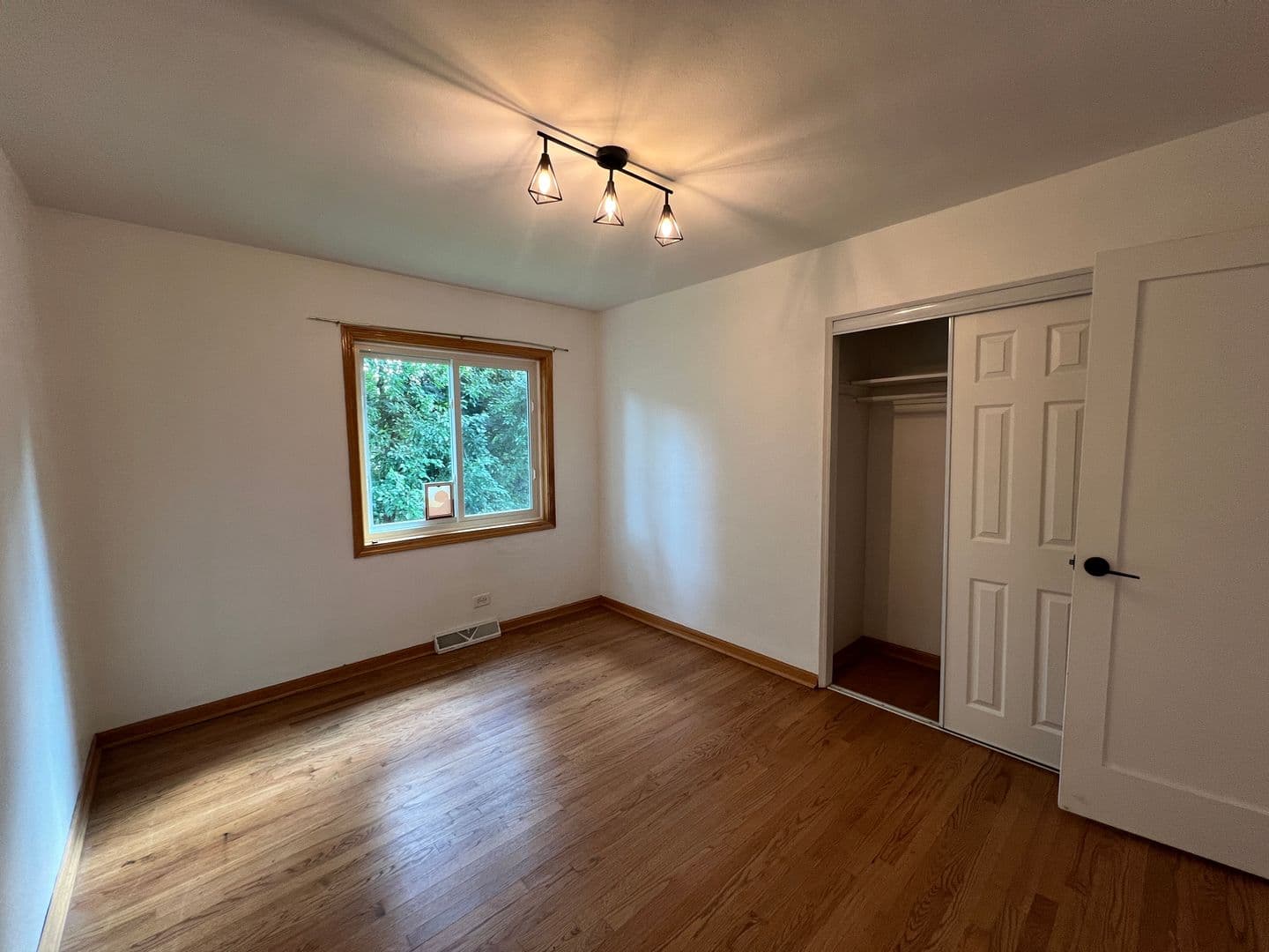 Glenview House: 403 E Lake Ave