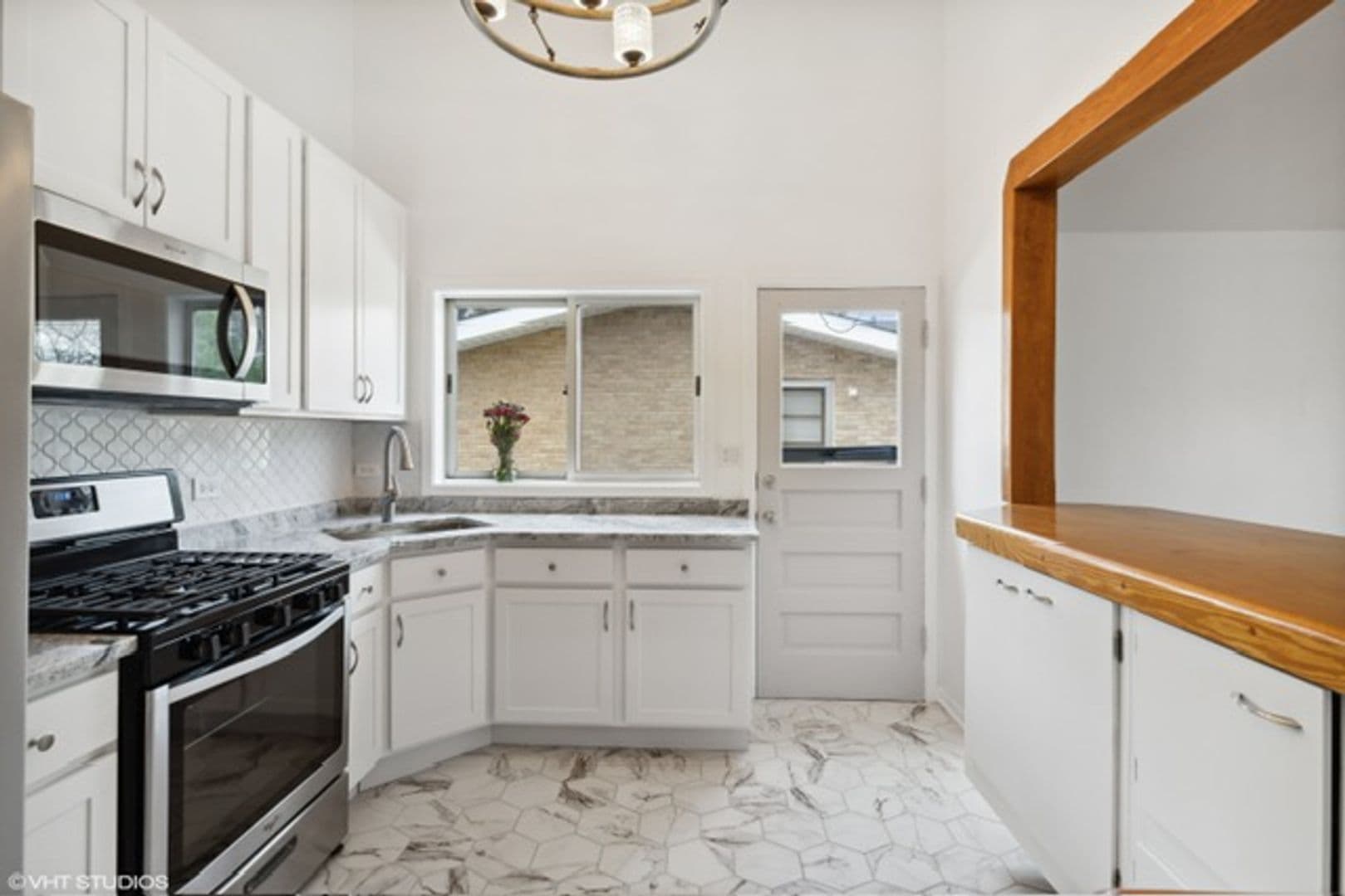 Glenview House: 403 E Lake Ave