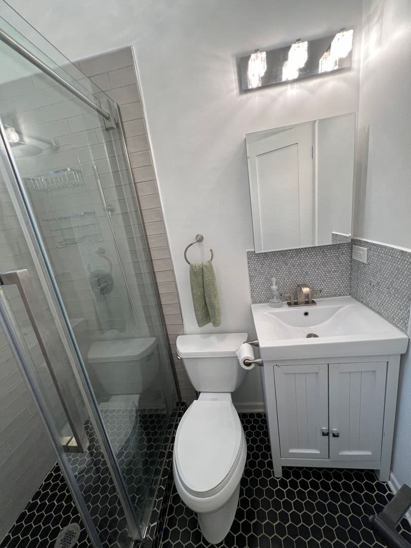 Glenview House: 403 E Lake Ave