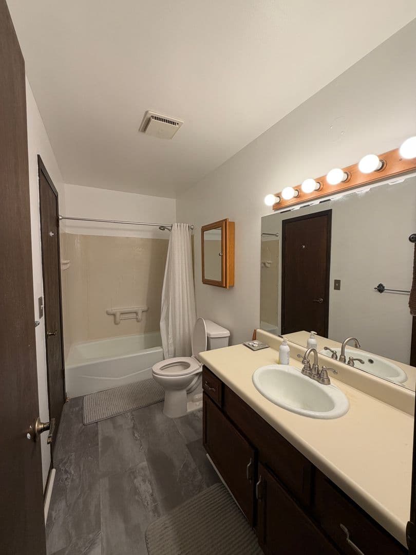 Gurnee House: 338 Belle Plaine Ave