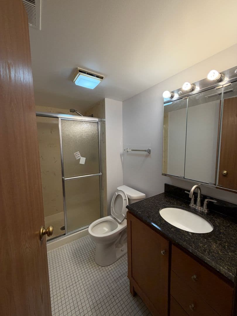 Des Plaines Apartment: 493 Leslie Ct Apt 102