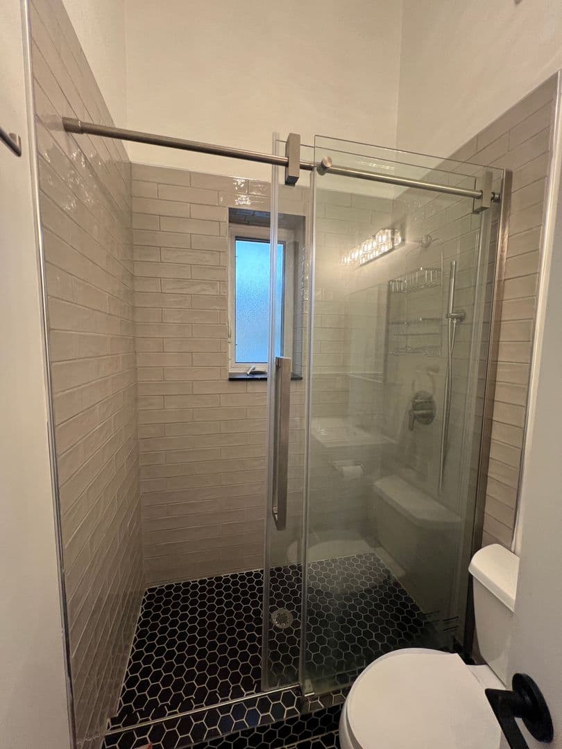 Glenview House: 403 E Lake Ave