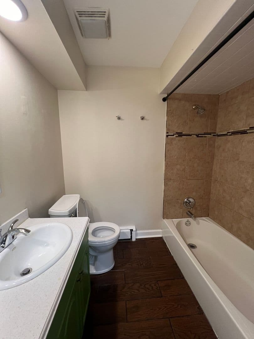 La Grange House: 355 Bluff Ave