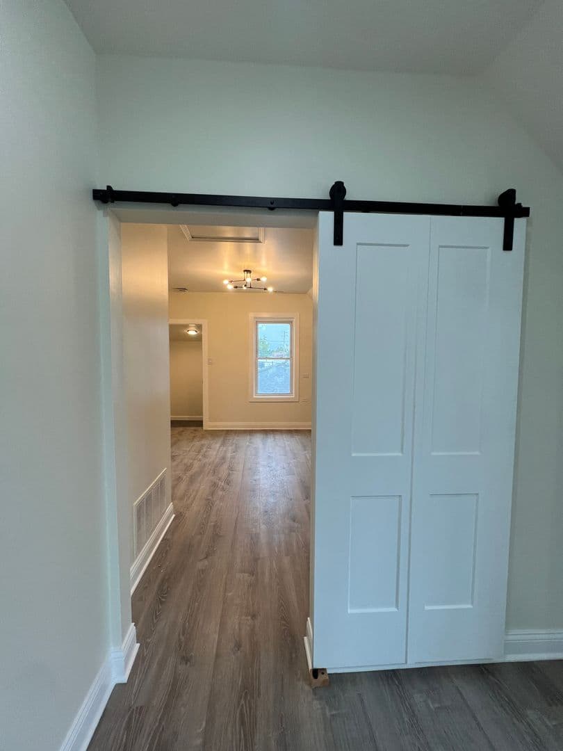 Lansing House: 3427 Lake St