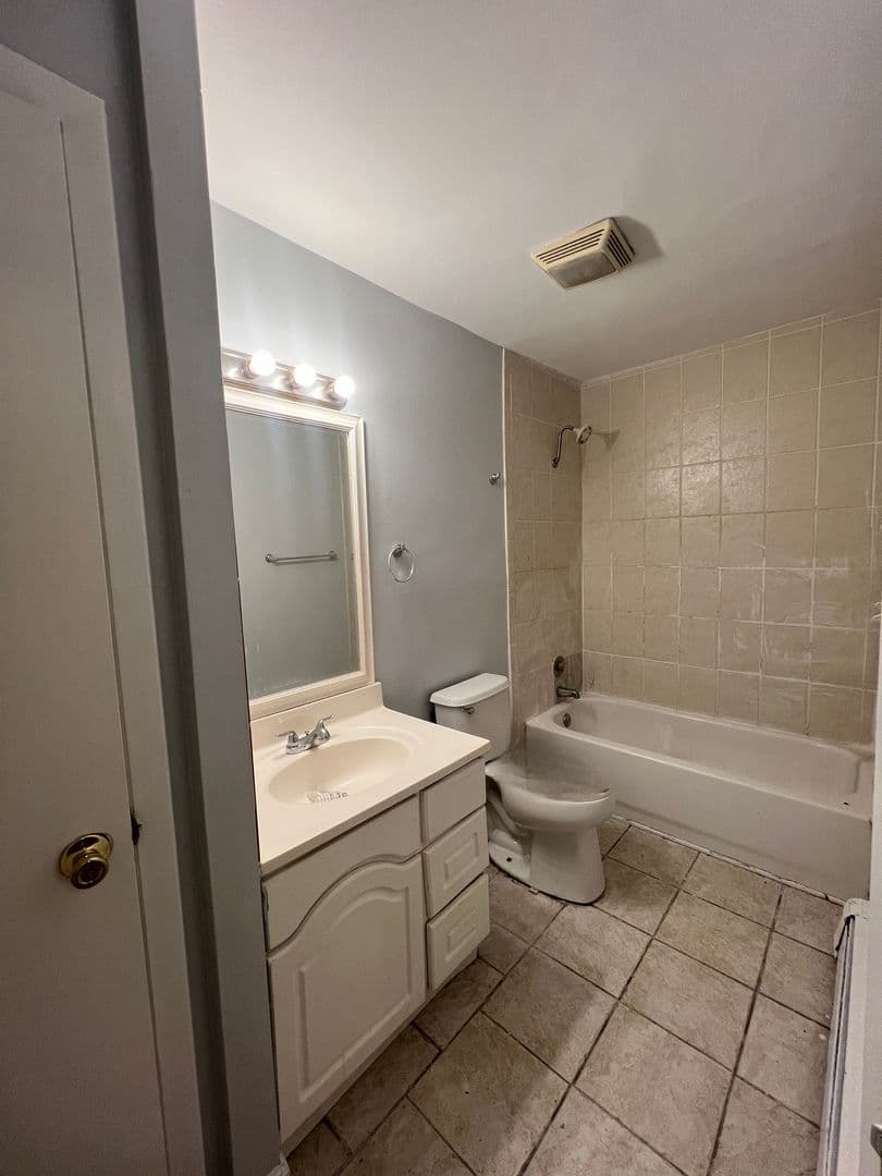 Palatine House: 2A Dundee Quarter Dr #108