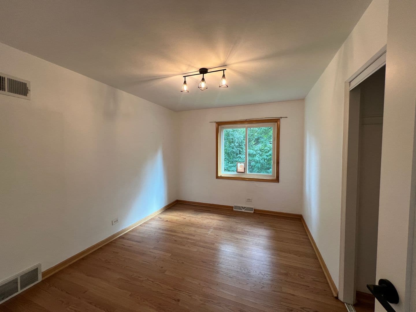 Glenview House: 403 E Lake Ave