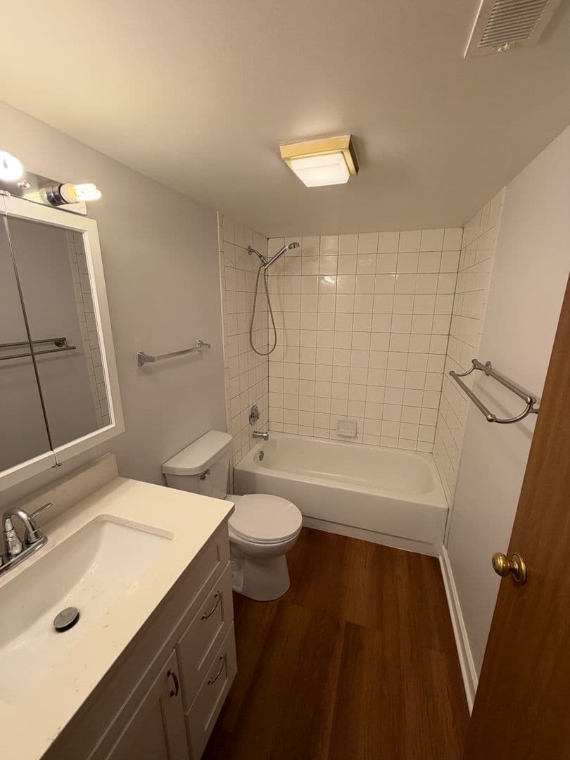 Des Plaines Apartment: 493 Leslie Ct Apt 102