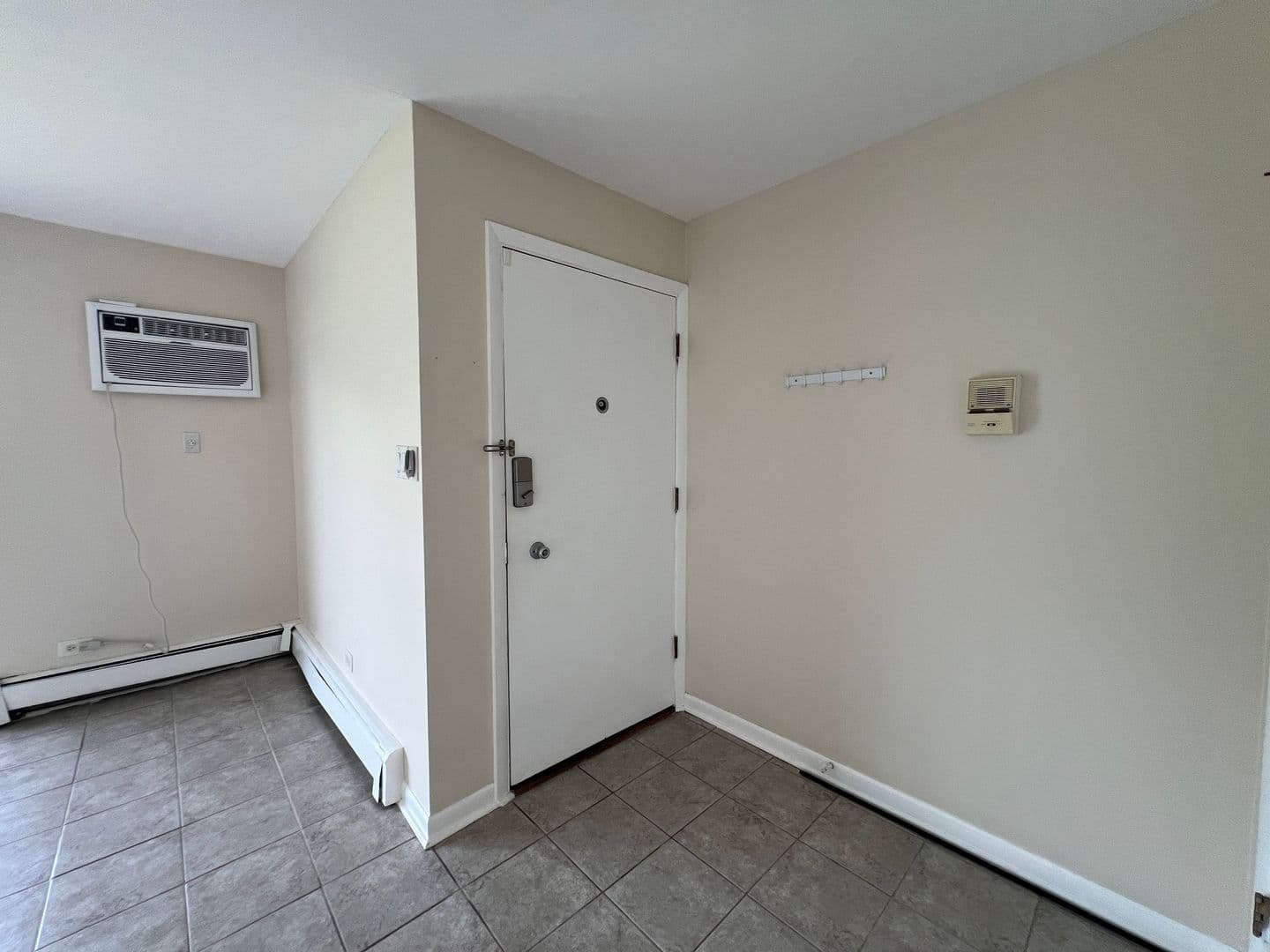 La Grange House: 355 Bluff Ave