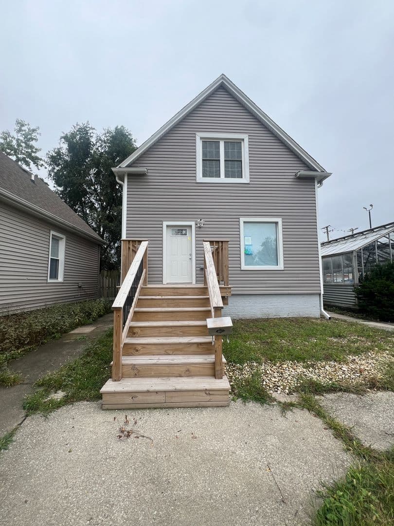 Lansing House: 3427 Lake St