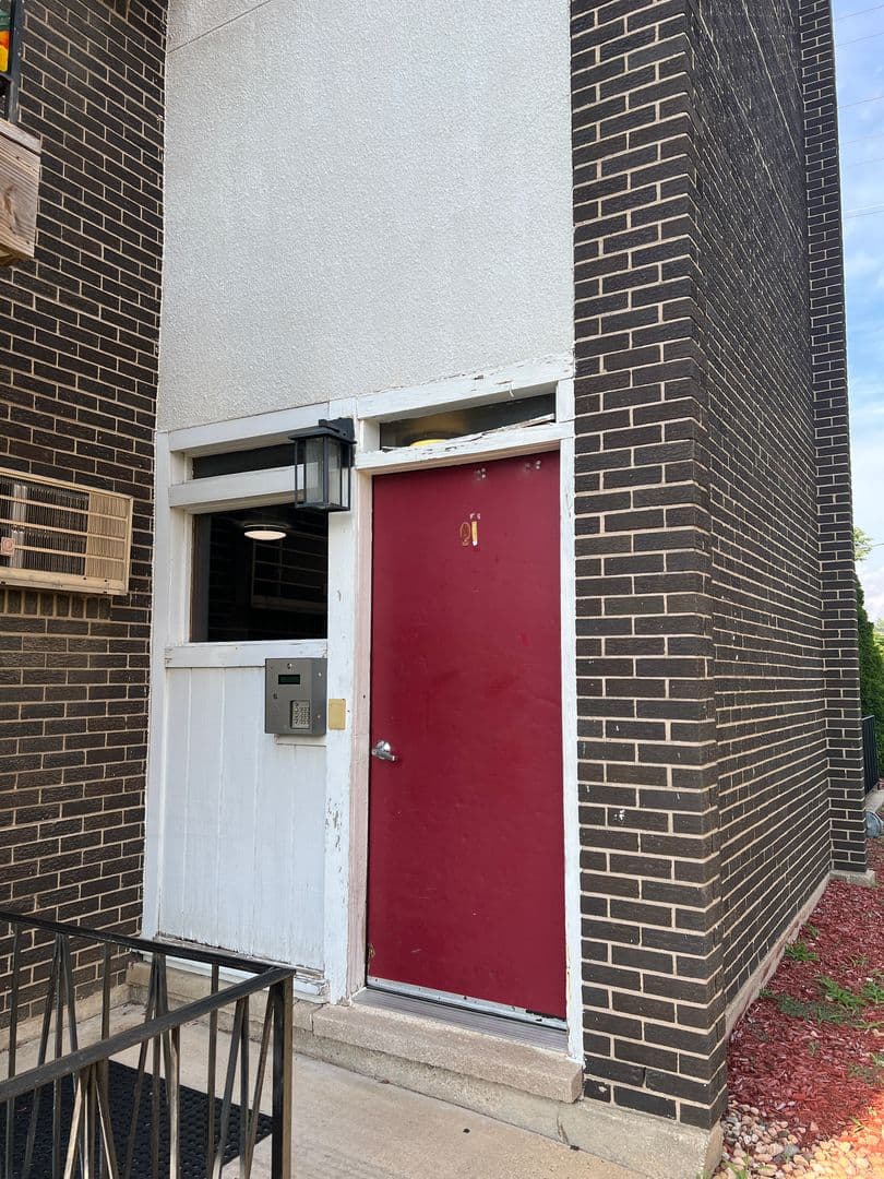 La Grange House: 355 Bluff Ave