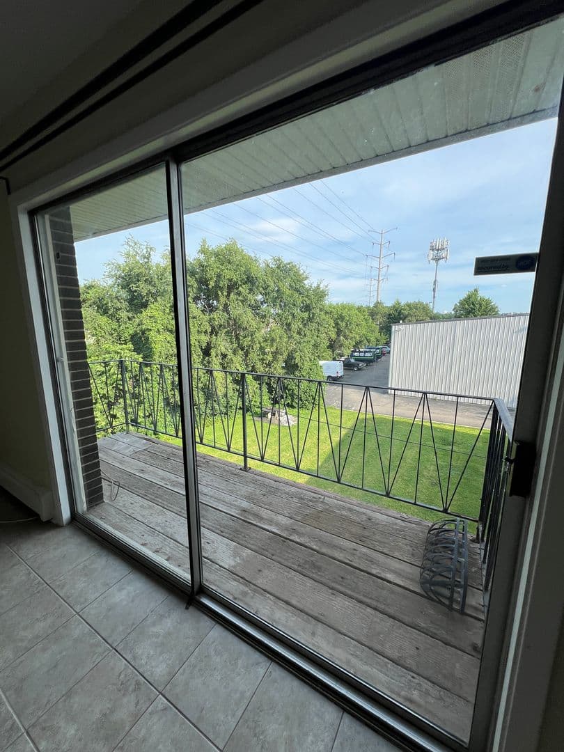 La Grange House: 355 Bluff Ave