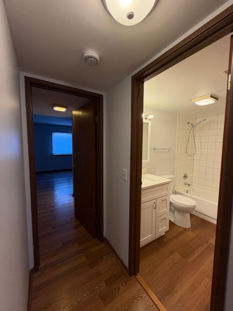 Des Plaines Apartment: 493 Leslie Ct Apt 102
