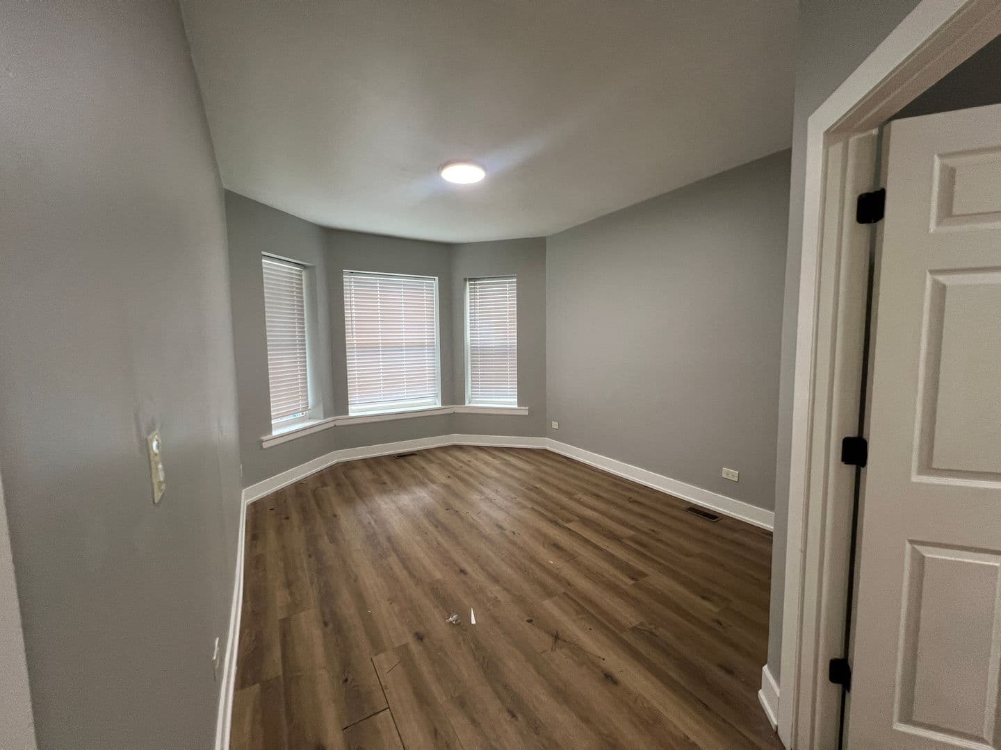 Chicago Apartment: 6804 S Champlain Ave