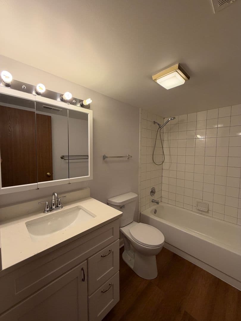 Des Plaines Apartment: 493 Leslie Ct Apt 102