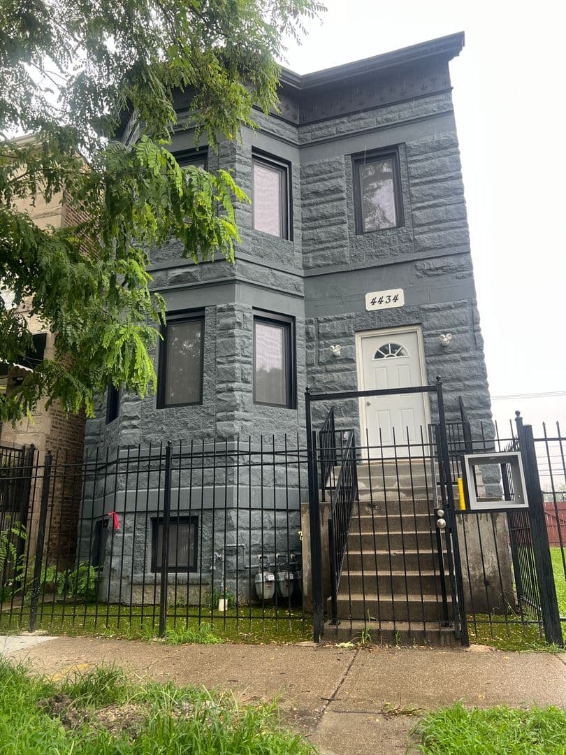 Chicago Apartment: 4434 W Monroe St