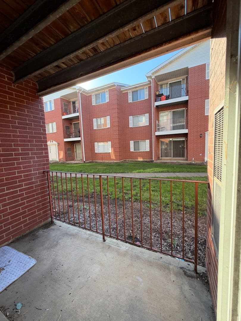 Des Plaines Apartment: 493 Leslie Ct Apt 102