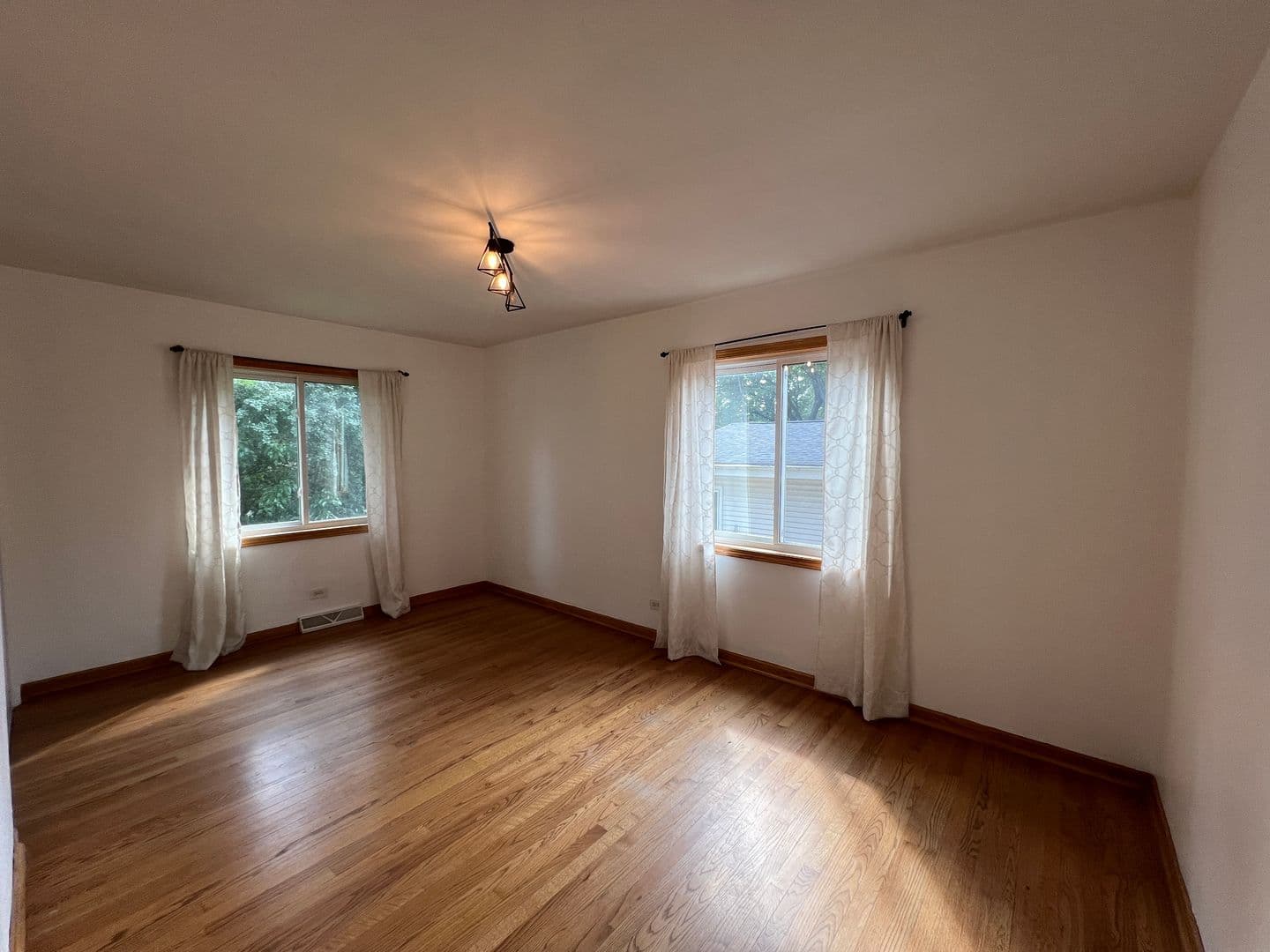 Glenview House: 403 E Lake Ave