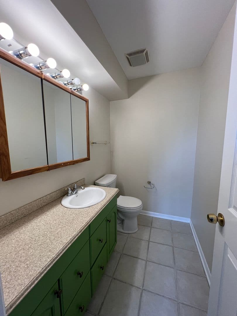 La Grange House: 355 Bluff Ave