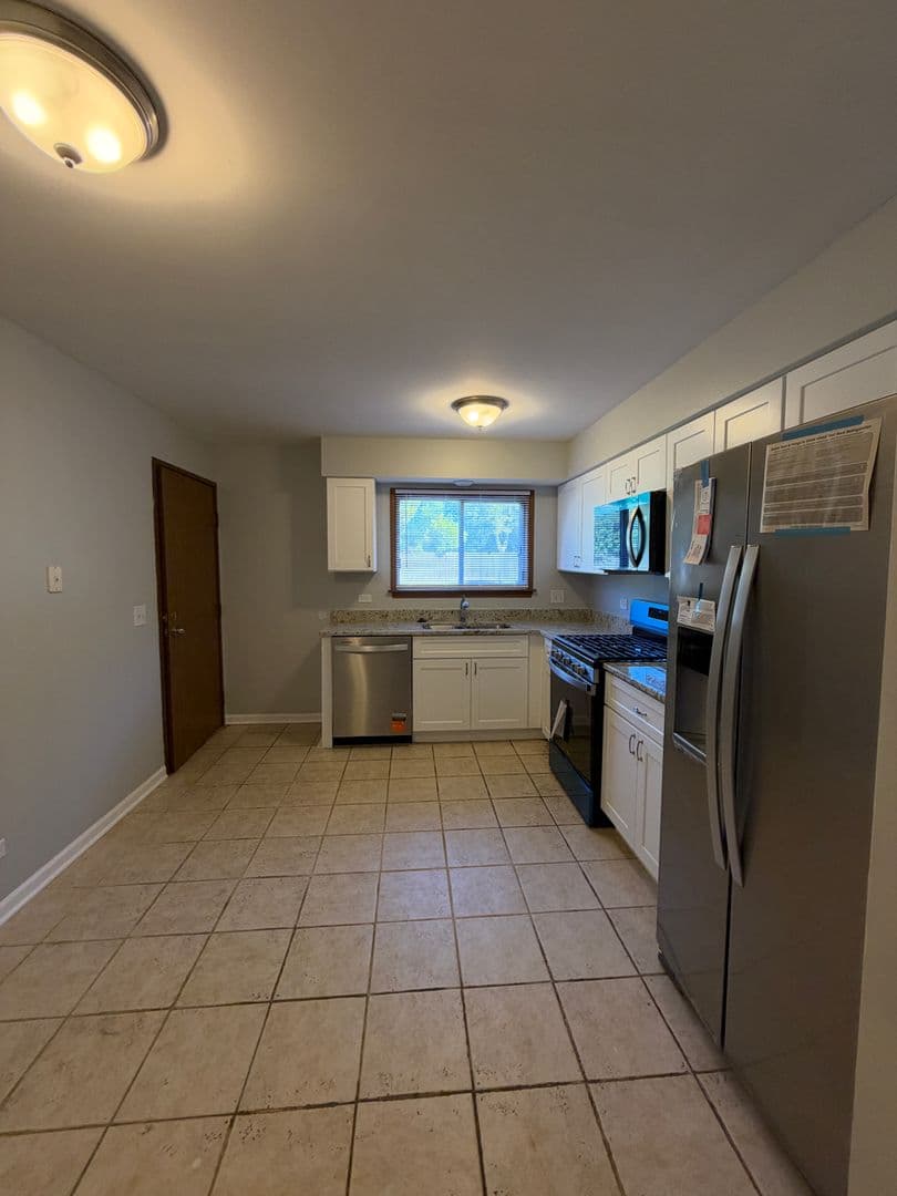 Des Plaines Apartment: 493 Leslie Ct Apt 102