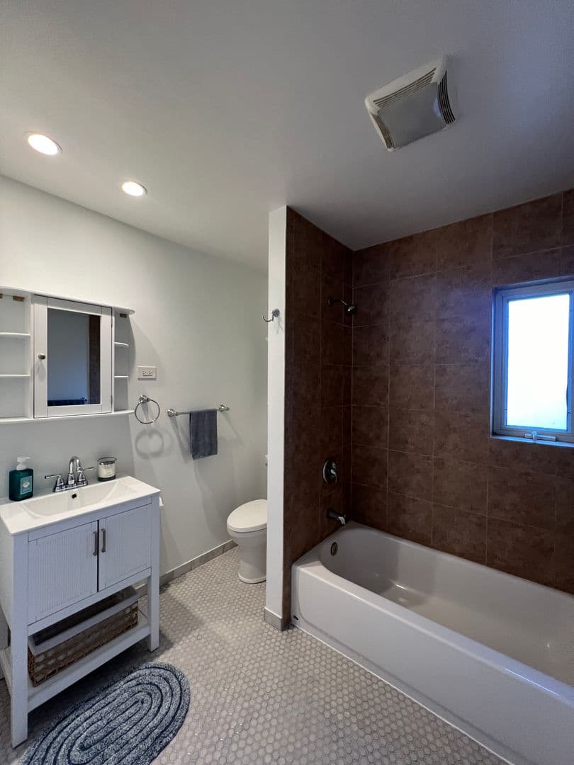 Glenview House: 403 E Lake Ave