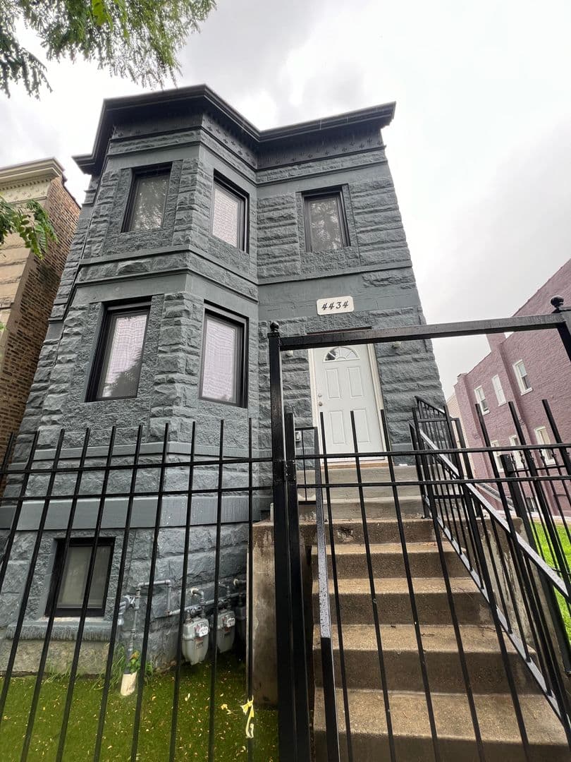 Chicago Apartment: 4434 W Monroe St