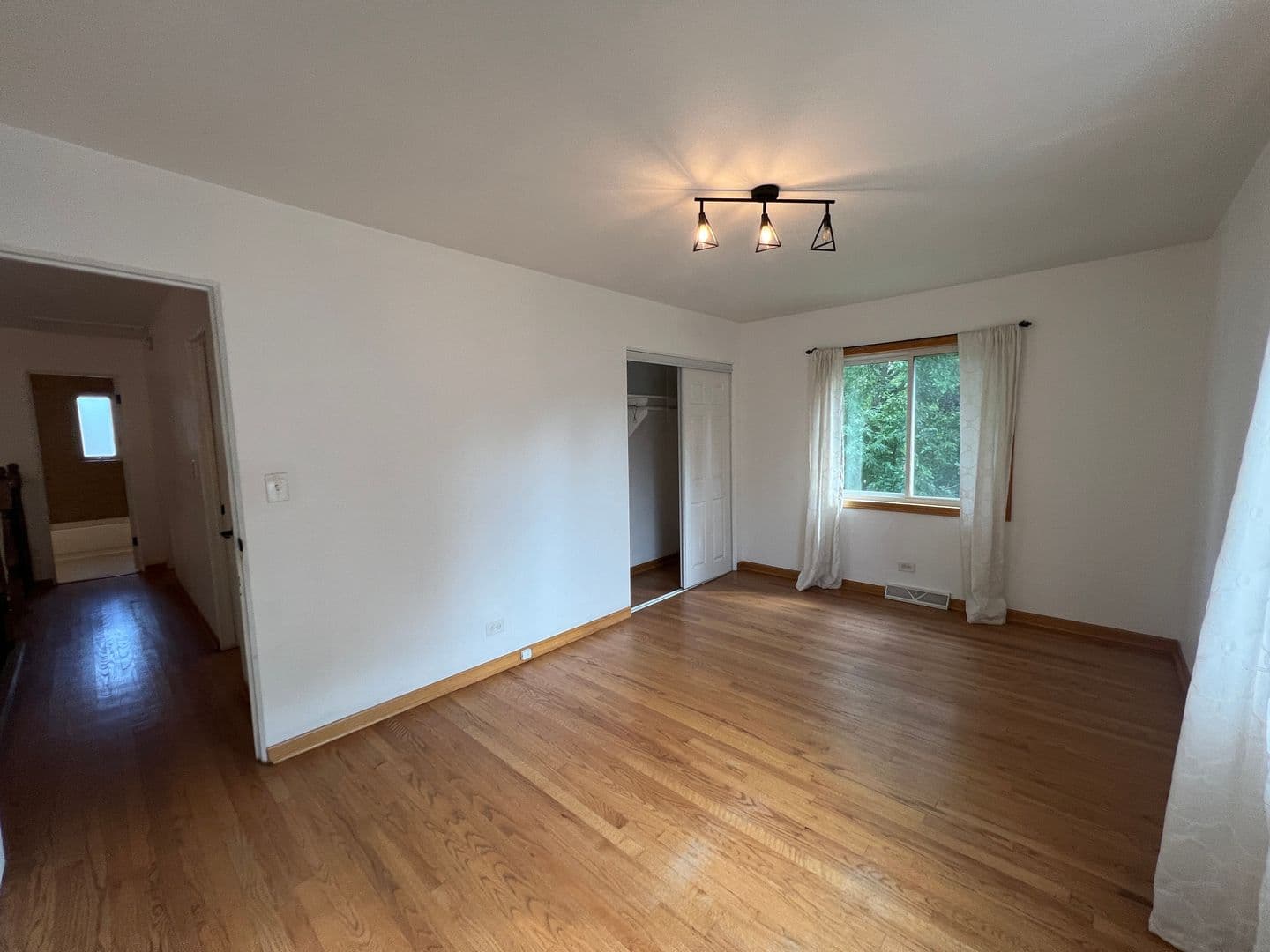 Glenview House: 403 E Lake Ave