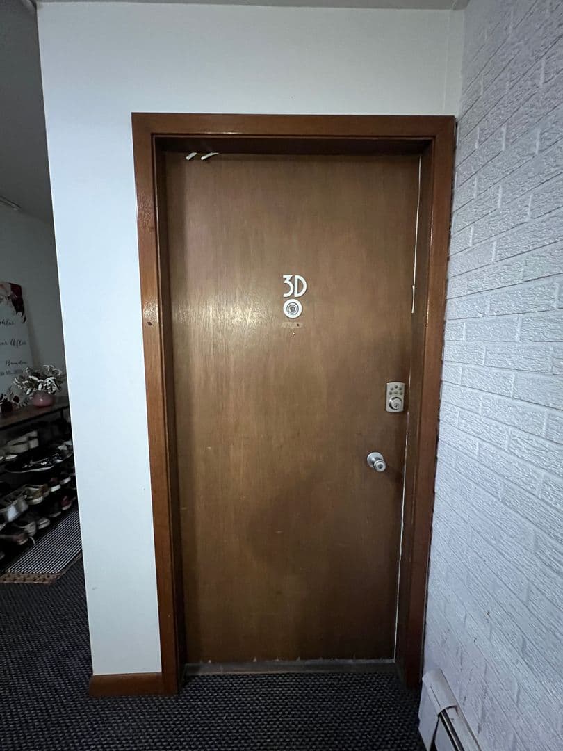 La Grange House: 355 Bluff Ave