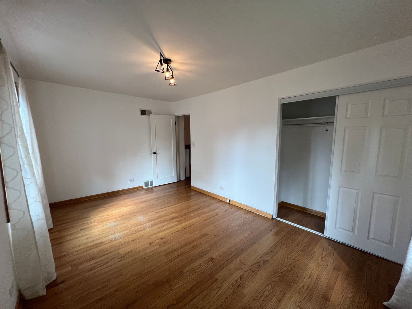 Glenview House: 403 E Lake Ave