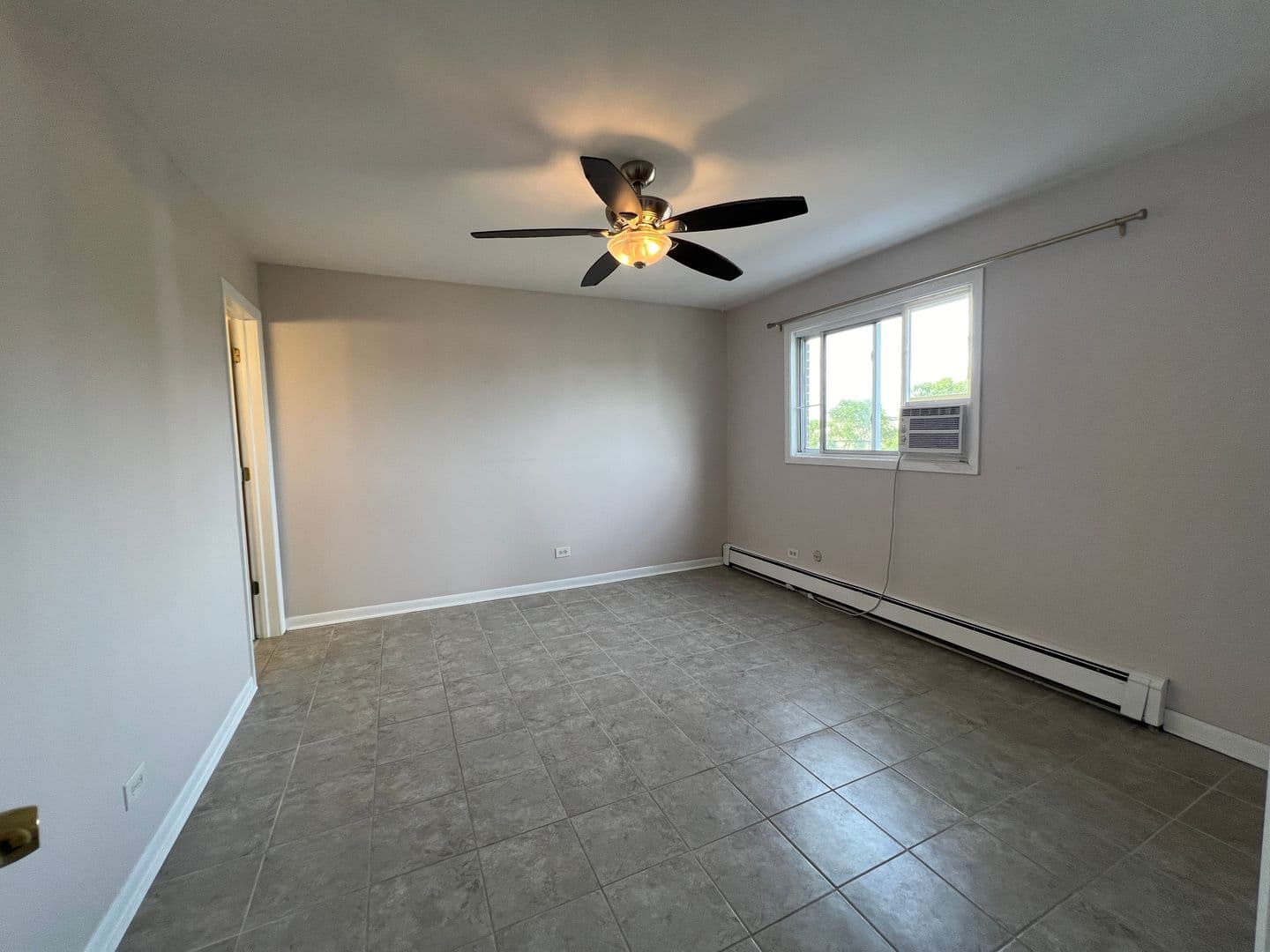 La Grange House: 355 Bluff Ave