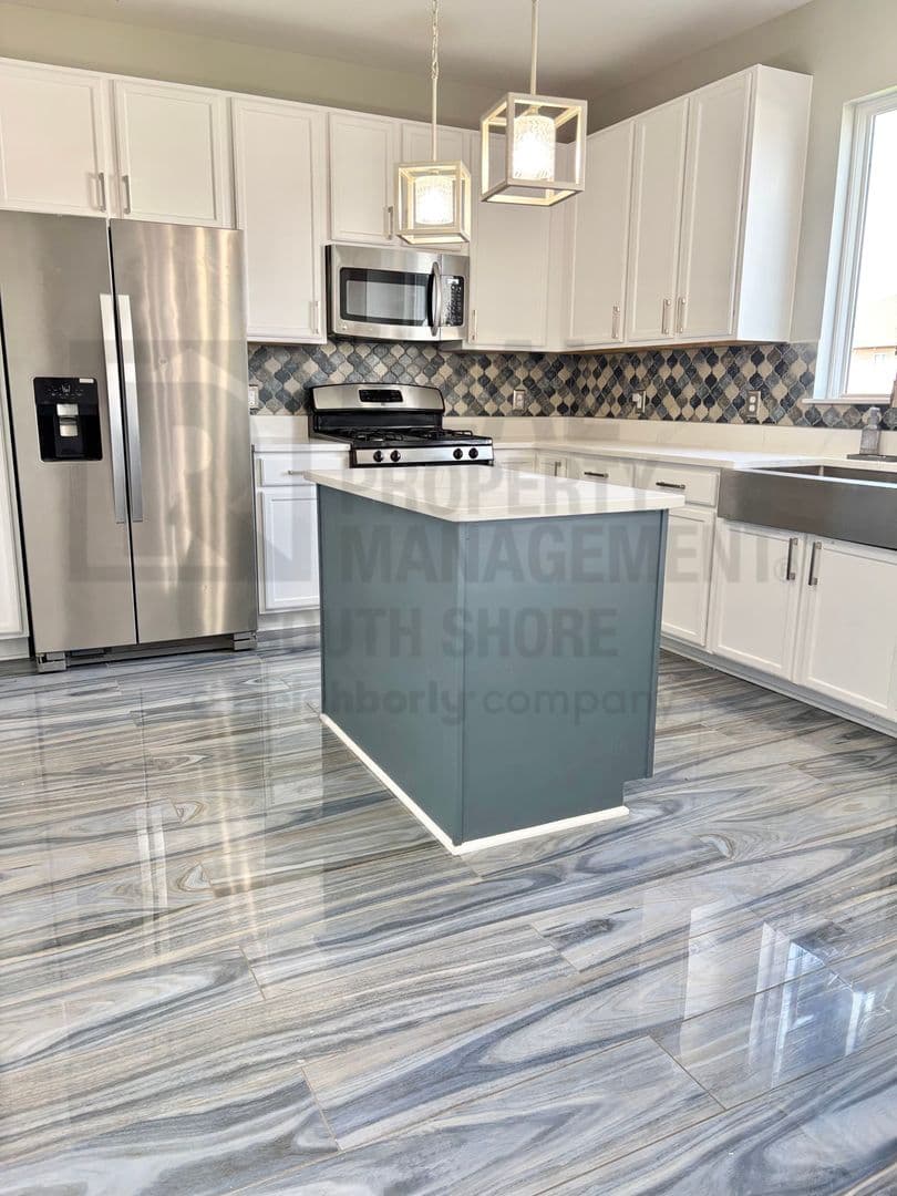 Crown Point House: 1140 Hyde Park