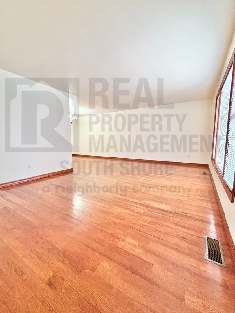 Crown Point House: 4217 Glen Oaks Drive