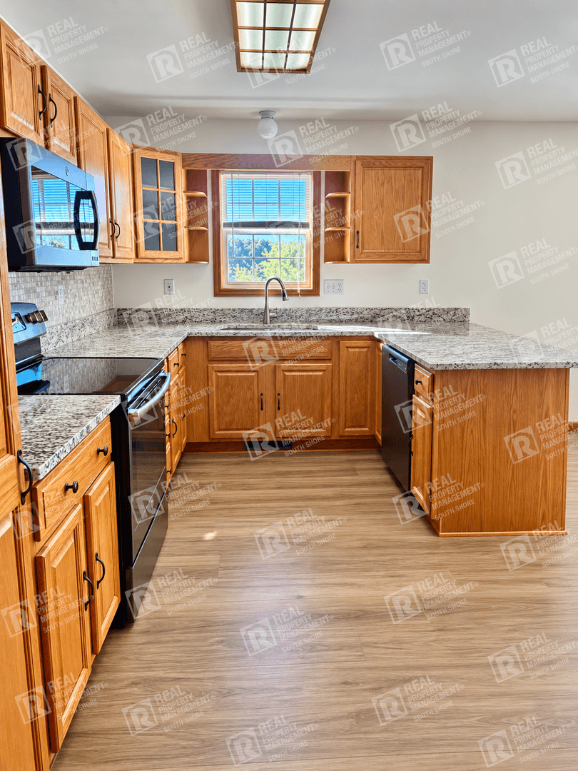 Crown Point House: 8735 East 124th