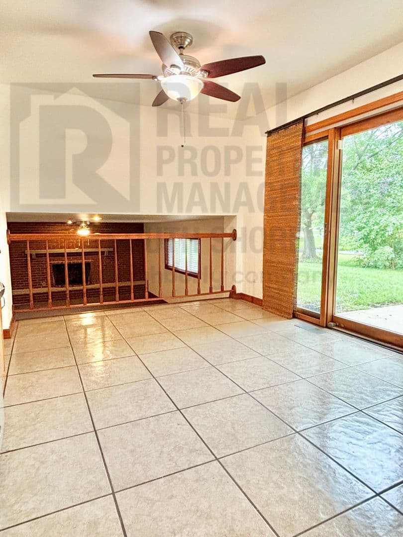 Crown Point House: 4217 Glen Oaks Drive