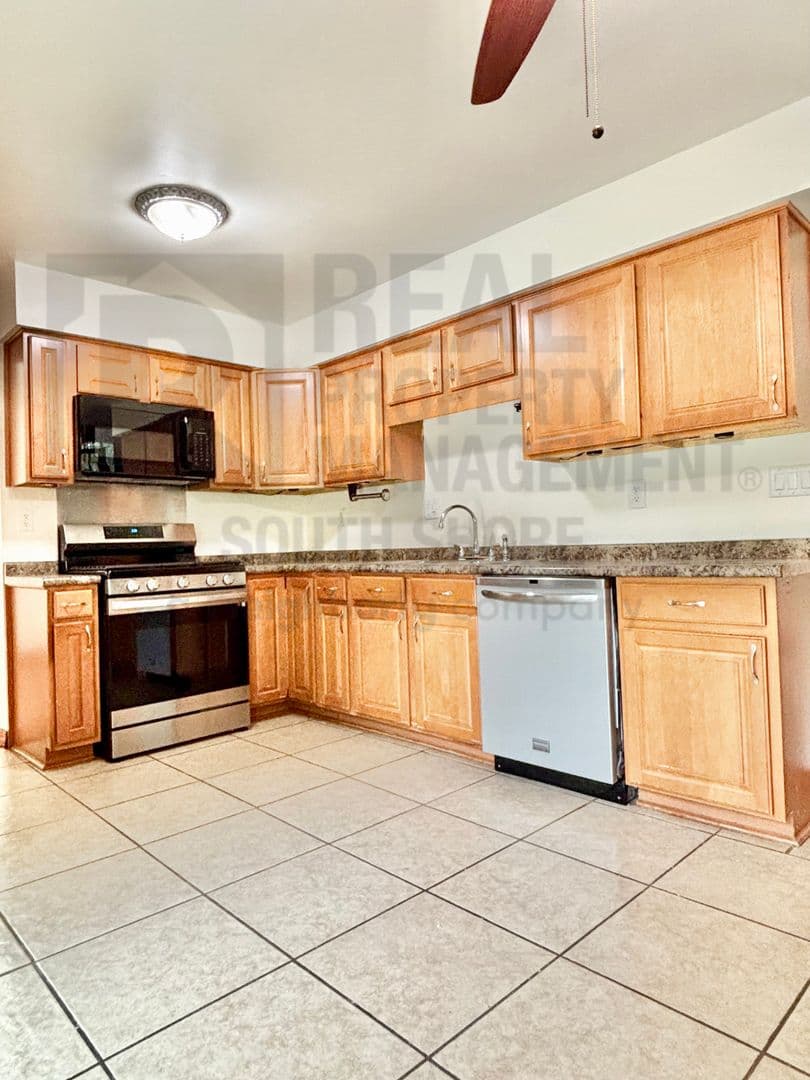 Crown Point House: 4217 Glen Oaks Drive