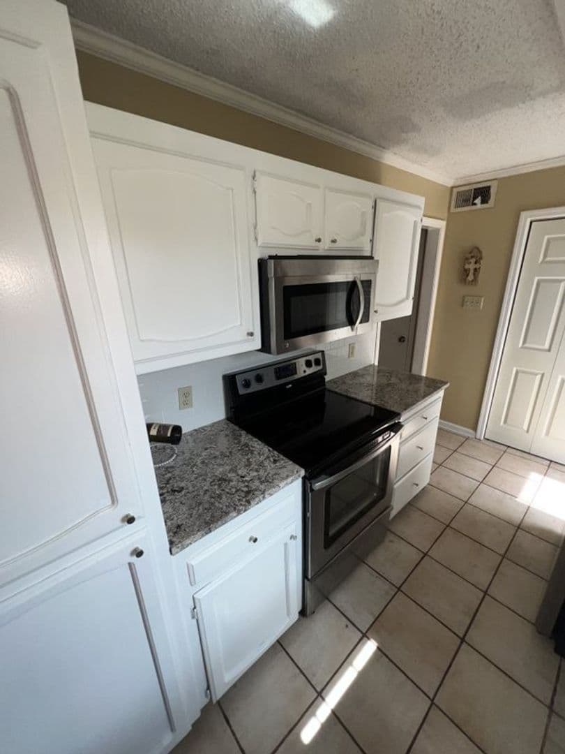 Baton Rouge Townhome: 10062 Jefferson Hwy