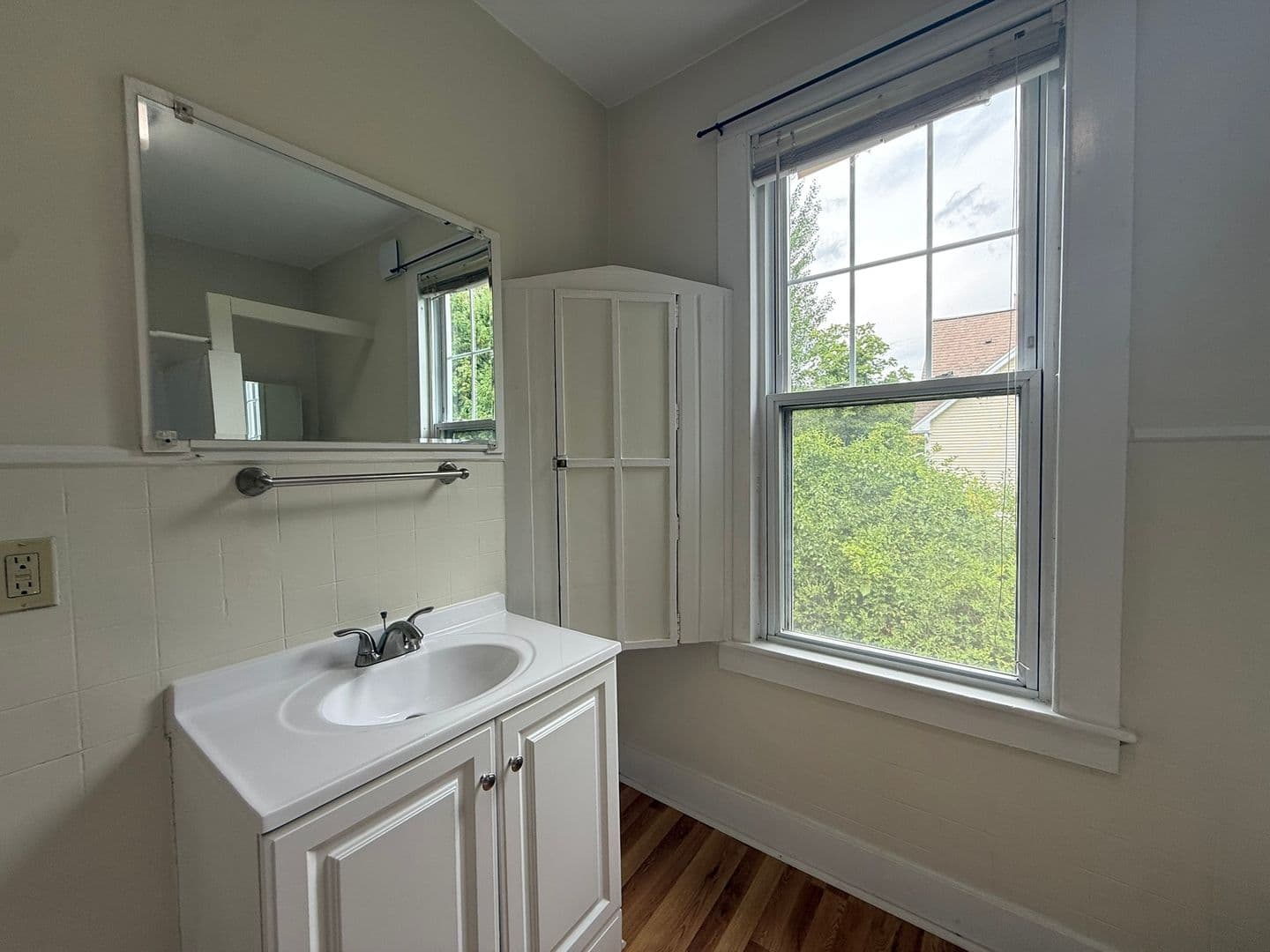 Amherst Apartment: 986 South East St
