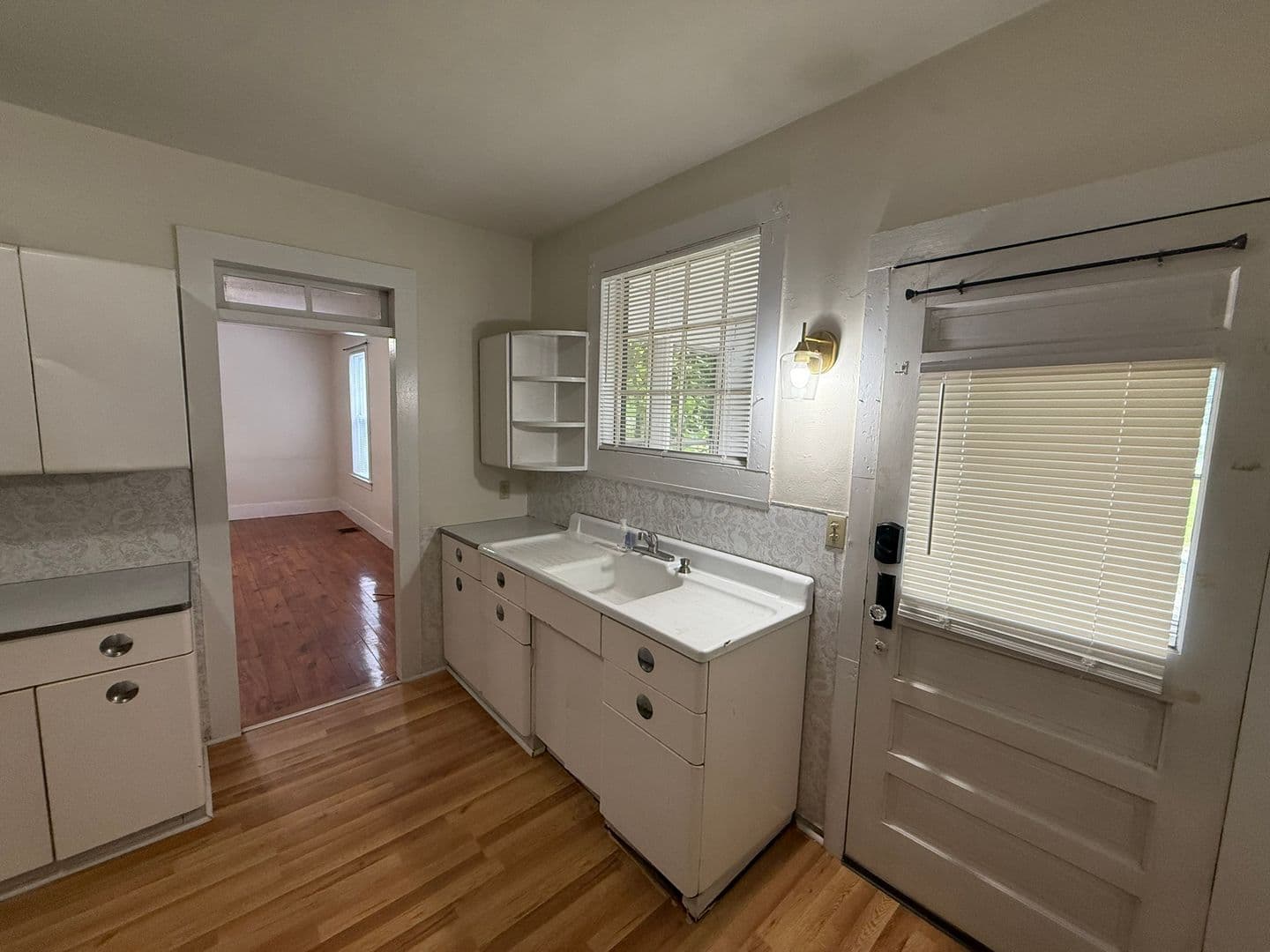 Amherst Apartment: 986 South East St