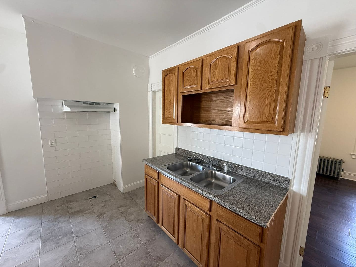 Springfield Apartment: 51 Acushnet Ave.