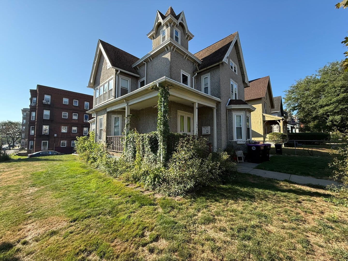 Holyoke Apartment: 180 Pine St
