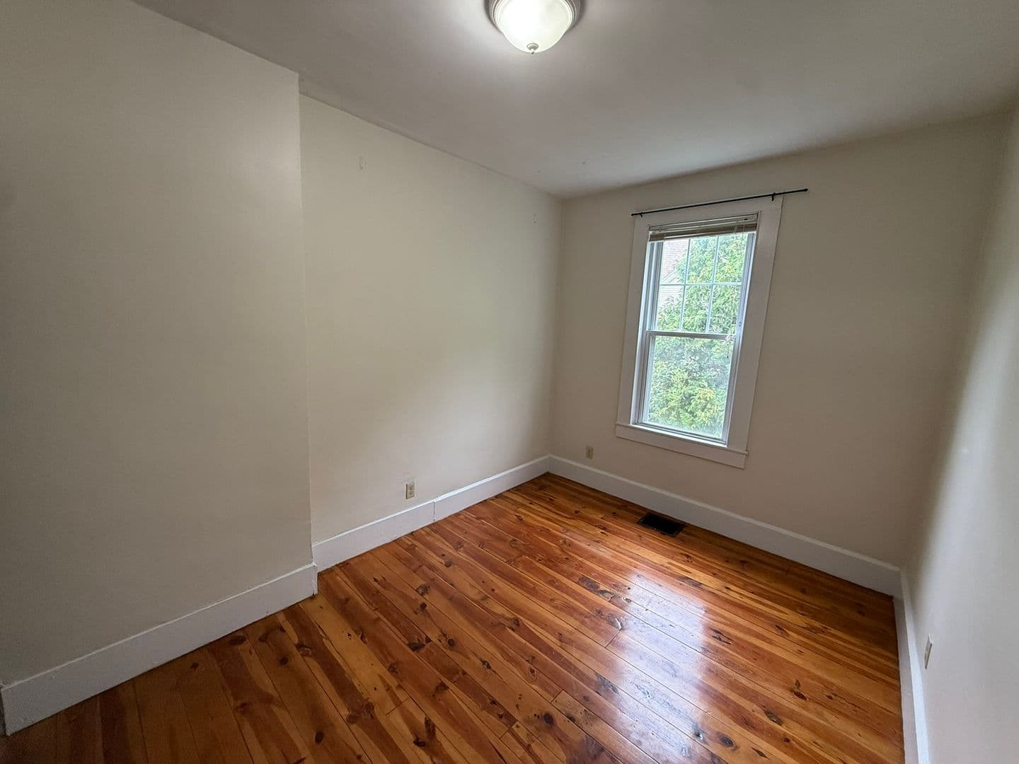 Amherst Apartment: 986 South East St