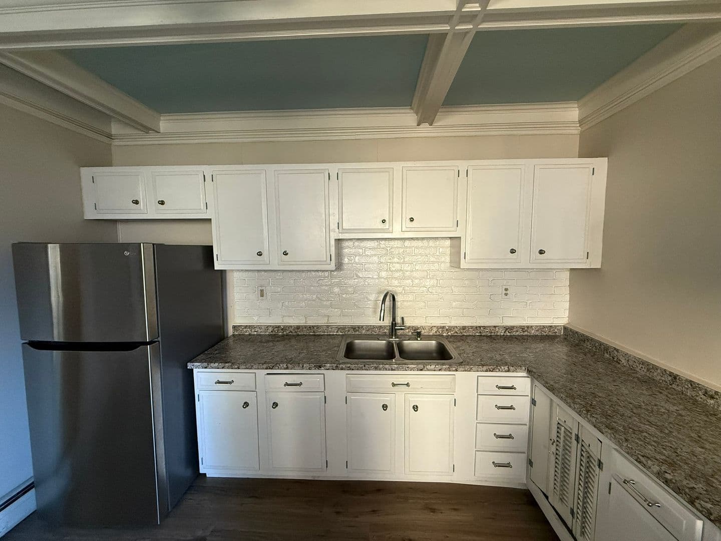 Holyoke Apartment: 180 Pine St