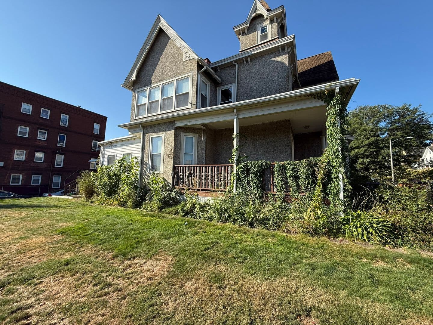 Holyoke Apartment: 180 Pine St
