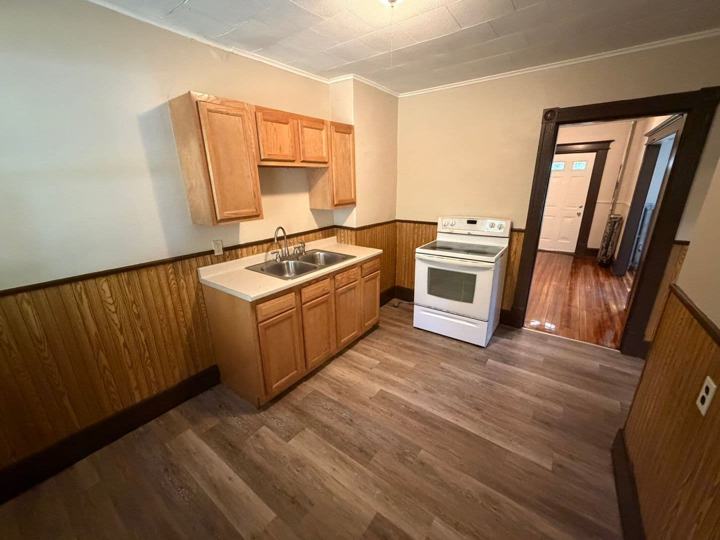 Woronoco Apartment: 130 Valley View Ave