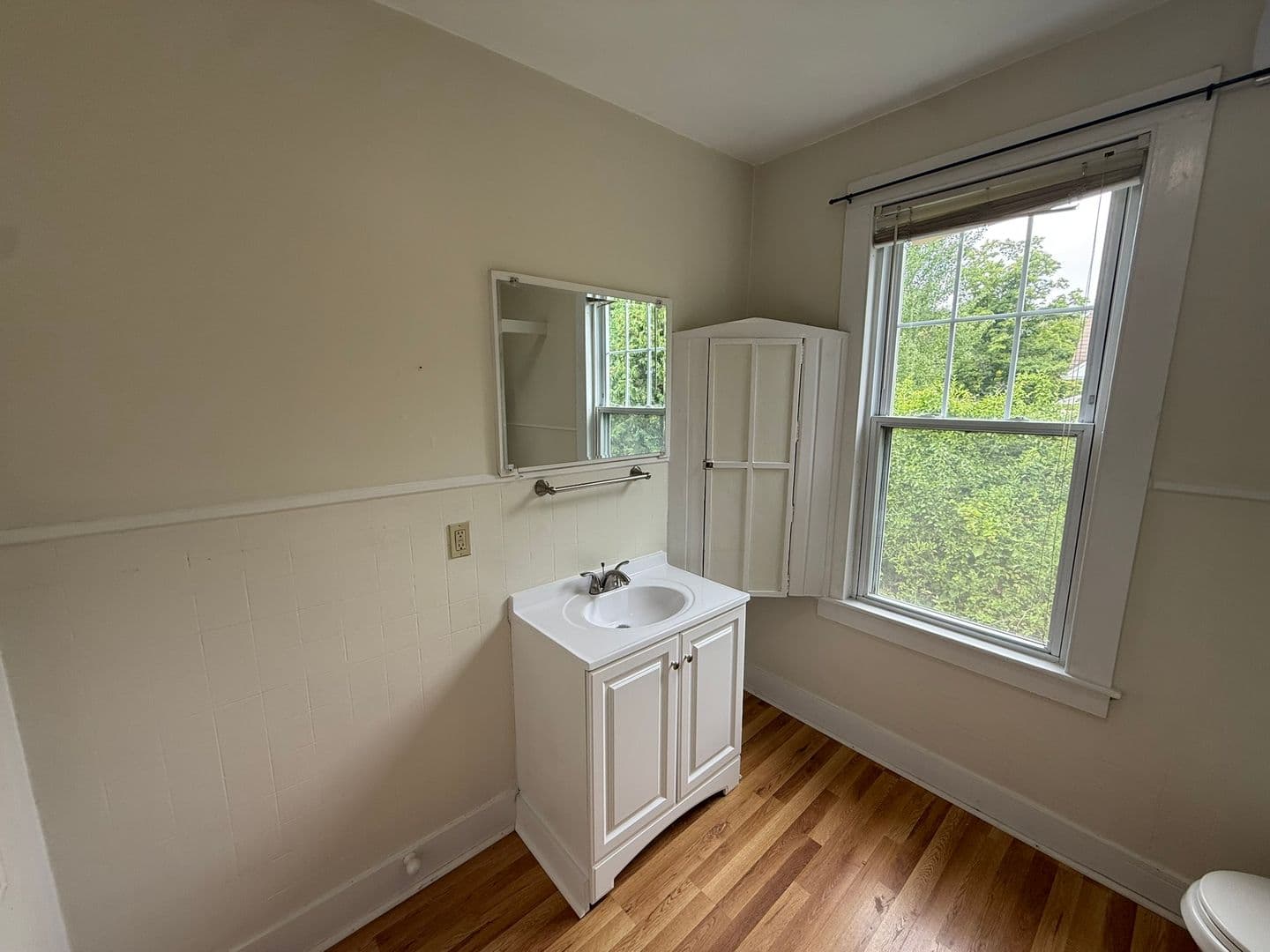 Amherst Apartment: 986 South East St