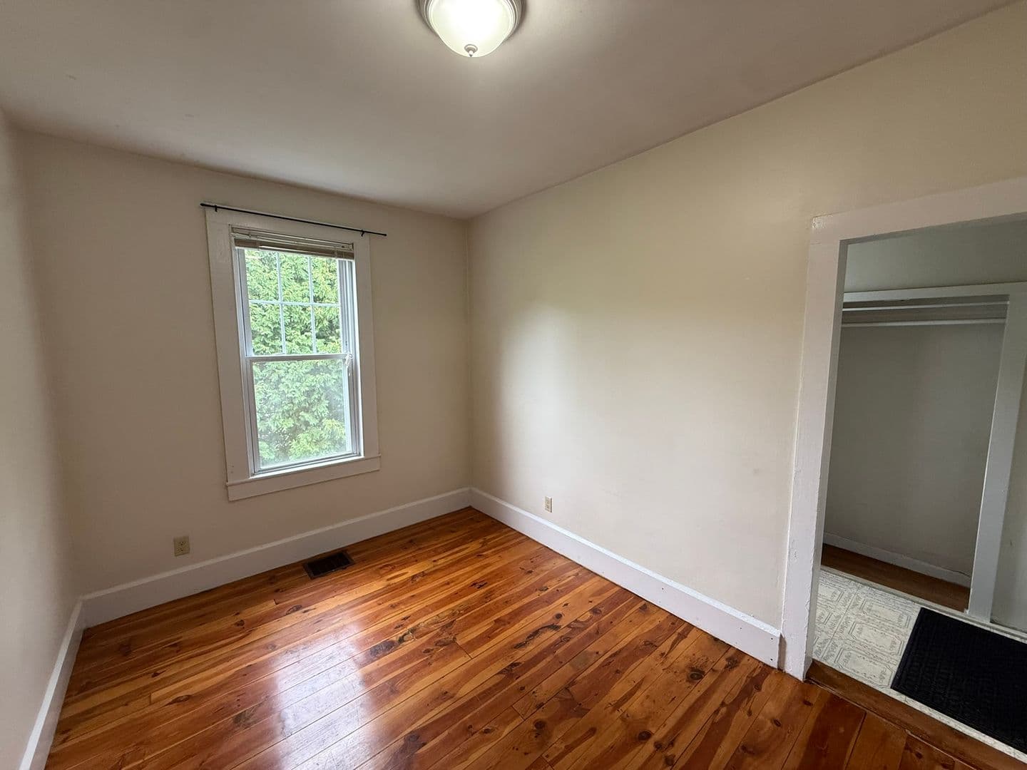 Amherst Apartment: 986 South East St