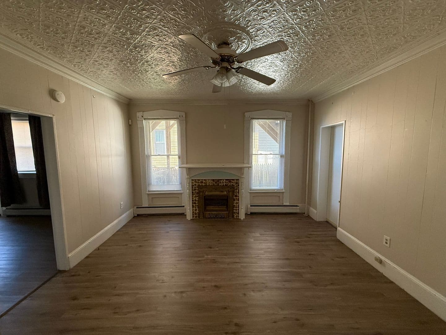 Holyoke Apartment: 180 Pine St