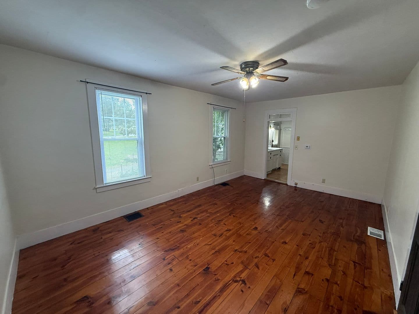 Amherst Apartment: 986 South East St