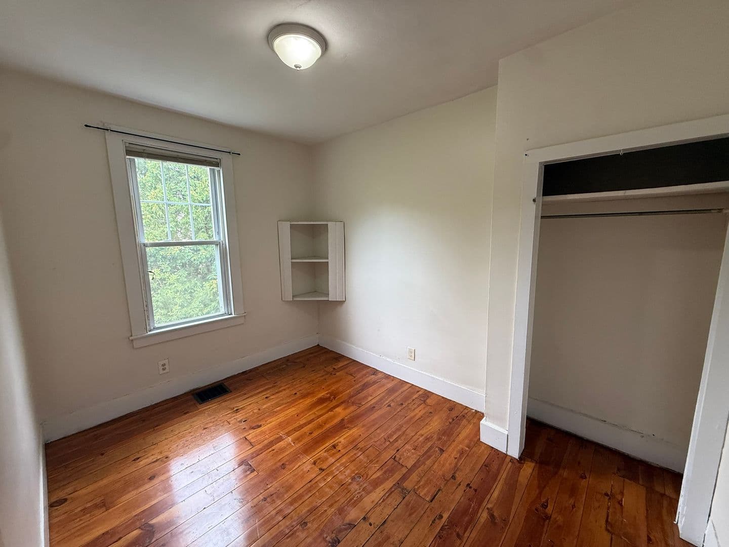 Amherst Apartment: 986 South East St